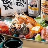徹底された鮮度管理のもとお客様のもとへお届け！食材のひとつひとつをじっくりと厳選。素材の良さを存分に活かした創作料理の数々。朝捕れの厳選した魚介類をご用意しておりますので、見た目はもちろん味も楽しめる究極の品々！料理長が奏でる匠の技をとくとご堪能あれ。自慢の鮮魚をご堪能下さい！