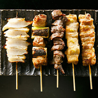 自慢の銘柄鶏『みつせ鶏』を使用した炭火串焼き