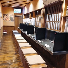 お一人様やデートでのご利用に最適な大人のためのカウンターを6席設けております。落ち着いた雰囲気のなかでゆったりとした時間をお過ごしいただけます。お仕事帰りに立ち寄る気軽な一杯や、大切な方と肩を並べて語り合うひとときにぴったりなお席となっております。二軒目利用などの場面にも是非ご活用ください。