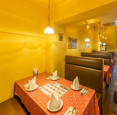 ベンチシートでゆったり腰掛けながらお食事ができるお席もご用意しています。