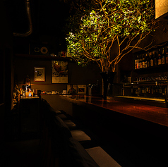 デートにも最適な落ち着いた雰囲気のカウンターはいかがでしょうか。店内のJBLのスピーカーから流れるクリアでバランスのとれた高音質なサウンドも心地よくさせてくれます。