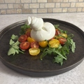 料理メニュー写真&nbsp;ミニトマトとファットリア bioブラータチーズのカプレーゼ