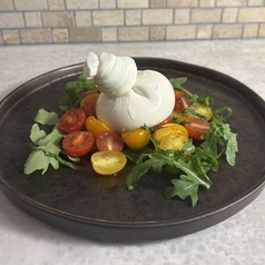 ミニトマトとファットリア bioブラータチーズのカプレーゼ