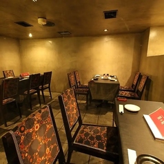 【テーブル席：4名様×4卓】スタイリッシュなガラスの間仕切りが目を引く開放感あふれるテーブル席です。プライベート感を守りつつ、店内の心地よい賑わいも感じられる絶妙なバランスが魅力。和モダンなインテリアと木の温もりに包まれデートや会食など大切な夜を彩るシーンに◎4席すべで使用で個室としても利用可能です。