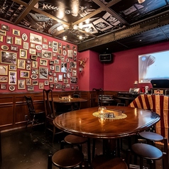 【テーブル6名様×1】DJブースやカラオケも完備！スクリーン、TV・プロジェクターも自由にご利用いただけるため、ちょっとしたイベントにも最適です。お酒を片手に、お好みの映像や音楽を流して盛り上がること間違いなし！遅くなっての2次会や朝まで遊びたい日にもぴったりな空間で、最高の夜を賑やかに満喫してください！