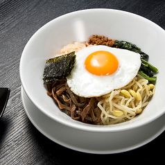 ピビンパ　BIBIMBAP RICE BOWL WITH FRIED EGGS