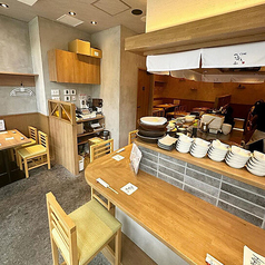 【気軽に座れるカウンター席】おひとり様も大歓迎！目の前の活気ある調理風景をのんびりと眺めつつ、自分のペースで料理やお酒を楽しんでリラックスできる特等席です◎