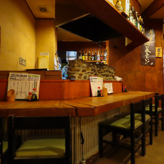 当店には、ゆったりとお寛ぎいただけるカウンター席をご用意しております。どこか懐かしいレトロさを感じさせる落ち着いた照明が、大人のプライベート空間を演出。お仕事帰りのゆったりとしたお一人様の飲みにはもちろん、大切な方とのデートにも最適です。日常の喧騒を離れ、心ほどける特別なひとときをお過ごしください。