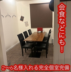 白を基調とした壁と温かみのある照明が彩るスタイリッシュな店内には、6名様ご利用できる個室がございます。プライベートな会合、お食事に最適ですので、大切な方々とゆったり特別なひとときをお過ごしください。