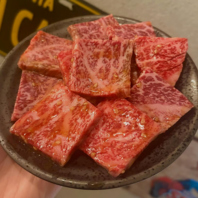 旨みが凝縮した焼肉を炭火で愉しむ