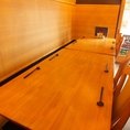 1階のテーブル席です。お席は全て連結可能なので大人数のお客様でもご利用可能です。