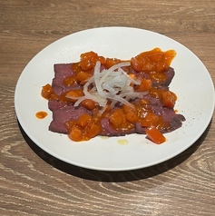 国産牛ハツのカルパッチョ フレッシュトマトとハリッサのソース