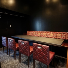 広めに設計されたテーブル席は、周囲を気にせずゆっくりとお食事やお喋りを愉しみたいグループ様に最適です。落ち着いた照明と心地よい雰囲気に包まれながら、旬の串揚げと厳選ワインを囲んで、心安らぐ大人のひと時を心ゆくまでお過ごしいただけます。