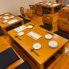 【掘りごたつ席：6名様×3卓】広々ゆったりな和モダン空間で宴会を◎木の温かみが心地よい、落ち着いた雰囲気の店内。広々とした掘りごたつ席をご用意しております。足を伸ばしてゆったりとおくつろぎいただけるため、長時間の宴会や大切な方との会食にも最適。開放感あふれる空間で、贅沢なひとときをご堪能ください。