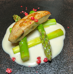 フォアグラのソテー 旬のアスパラガスと濃厚アンチョビソース