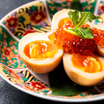 見た目も味も贅沢！“味玉いくら”がクセになる。とろりとした黄身の半熟味玉に、贅沢ないくらをたっぷりと添えた一品。コク深い旨味と塩味の絶妙なバランスが、酒肴としても格別の味わいです。その他映えメニューを多数ご用意しておりますので、女子会にもおすすめです。