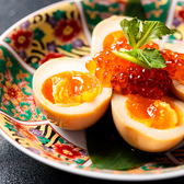 見た目も味も贅沢!“味玉いくら”がクセになる。とろりとした黄身の半熟味玉に、贅沢ないくらをたっぷりと添えた一品。コク深い旨味と塩味の絶妙なバランスが、酒肴としても格別の味わいです。その他映えメニューを多数ご用意しておりますので、女子会にもおすすめです。