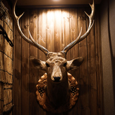 店内のシンボル「蝦夷鹿の剥製」は迫力満点の美しさ。記念に一緒に撮影しませんか？？