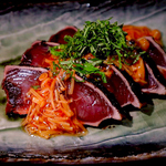 おすすめ「カツオたたきと梅なめ茸」は新鮮なカツオはしっとりとした舌触りと豊かな旨味が楽しめます