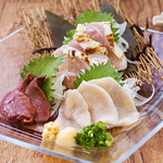 国産鶏を使用した新鮮！鶏刺し三種盛り合わせ（もも・むね・レバー）低温調理加工済だから安心です。