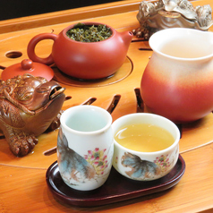 和らぎ水のかわりに中国茶（2杯目からは有料）をどうぞ。中国茶・日本茶・紅茶も全部で100種類程ございます。奥のbar番外では、禁煙、香水をつけた方はご遠慮しております。