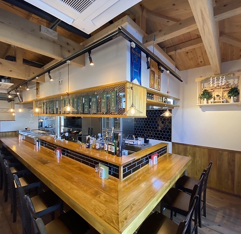 スタッフとの距離が近くライブ感のあるお席ございます。