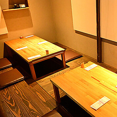 4名様用のお座敷席を8卓ご用意しております。足を伸ばしてくつろげる空間で、お子様連れのご家族や、団体様でのご利用にもおすすめです。
