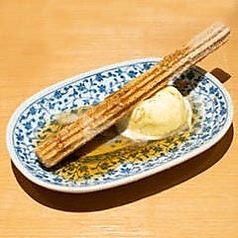 揚げたチュロスとバニラアイス