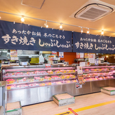お店の入口正面には、精肉店さながらの大きな販売カウンターを設けております。お肉の量り売りはもちろん、自家製のタレやキムチなどのサイドメニューも充実。高品質なお肉をリーズナブルな価格でご購入いただけます。店内でのお食事と同じ価格設定ですので、ご自宅用やギフト用にも大変ご好評をいただいております。
