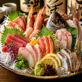 毎日仕入れる新鮮な魚介を使用し、職人が丁寧に仕上げた刺身は、鮮度と旨味が際立つ逸品です。旬の魚を中心に、見た目にも美しい刺身盛り合わせをご提供。魚本来の味をしっかり感じていただけるよう、シンプルに仕上げています。刺身に合わせた特製の醤油や薬味もこだわり、魚の旨味を最大限に引き立てます。