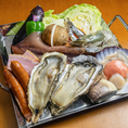 昼から美味しいお酒と海鮮で至福の時間を！当店は昼飲みOK、全席喫煙可能でゆったりとお寛ぎいただけます。名物の牡蠣や浜焼きをつまみながら、飲み放題で楽しむのもおすすめ。休日の贅沢な昼下がりにぴったりです。