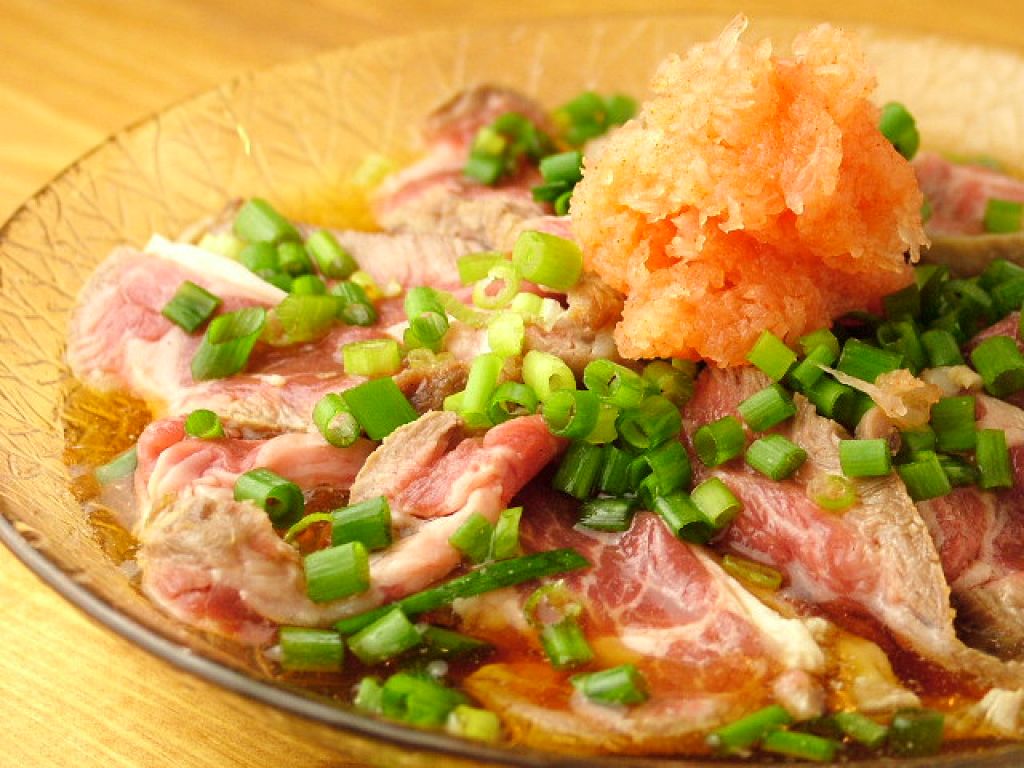 周りを炭火でさっと炙ったラムは豊潤な旨味が口いっぱいに広がる。もみじおろしと自家製ポン酢で