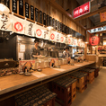 【本場博多の屋台の雰囲気】活気のある雰囲気が特徴の店内。大人気の飲み放題付きコースも3,500円～各種ご用意！会社のご宴会や友人との少人数宴会・女子会・二次会など、様々なシーンでご利用いただけます。博多劇場で心ゆくまで満喫し、心温まるひとときをぜひ皆さまでお過ごしください。