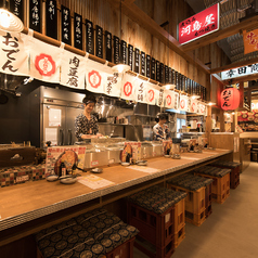 【本場博多の屋台の雰囲気】活気のある雰囲気が特徴の店内。大人気の飲み放題付きコースも3,500円～各種ご用意！会社のご宴会や友人との少人数宴会・女子会・二次会など、様々なシーンでご利用いただけます。博多劇場で心ゆくまで満喫し、心温まるひとときをぜひ皆さまでお過ごしください。