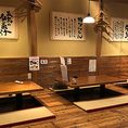 店内は美しい木目が広がる温かみのある内装で統一されております。随所にあしらわれた和のテイストが、洗練されながらも親しみやすい空間を演出。お仕事帰りの普段使いや大切な方とのカジュアルな会食など、どのようなシーンでも寛げる居心地の良いデザインが、特別なひとときを優しく包み込みます。