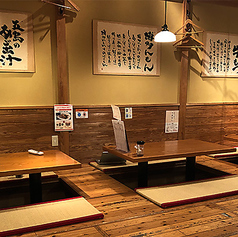 店内は美しい木目が広がる温かみのある内装で統一されております。随所にあしらわれた和のテイストが、洗練されながらも親しみやすい空間を演出。お仕事帰りの普段使いや大切な方とのカジュアルな会食など、どのようなシーンでも寛げる居心地の良いデザインが、特別なひとときを優しく包み込みます。