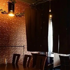 【2階半個室】(2~4名様×4卓)女子会や友人との食事に最適。程よく仕切られた半個室のテーブル席で、周りを気にせず自慢の洋風料理と美味しいお酒を賑やかに楽しめます。