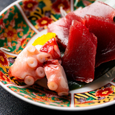 季節ごとに厳選した鮮魚を盛り込んだ刺身は、鮮度はもちろん、厚みにもこだわり素材の持ち味を存分にご堪能いただける逸品です。ひと切れごとに旨味が広がり、特別なお席にふさわしい華やかさを添えます。ご接待や大切なご会食の一品としてもぜひご賞味ください。