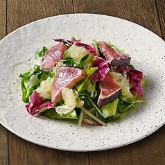 藁焼きカツオと香るグレープフルーツの春風サラダ