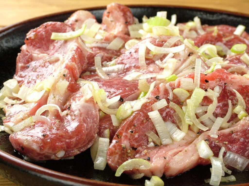 たっぷりの長ネギと塩コショウとゴマ油を絡めた【塩ネギラム】はカリッとジューシーな網焼きが最高！