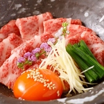 焼肉と合わせて楽しみたいこだわりの逸品メニューも充実◎ユッケにキムチ、〆料理などどれも絶品！