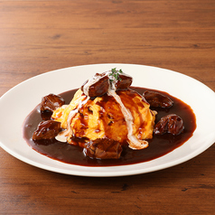 ゴロゴロ肉のデミグラスソースオムライス