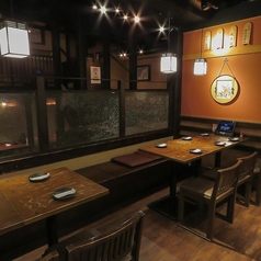 【テーブル席:~10名様】半個室感覚でご利用いただける、少人数向けのお席。テーブル席は10名様までご利用いただけます。2名様や4名様など少人数でのご利用はもちろん、最大10名様までのご宴会にも対応可能。他のお席と少し離れているので、半個室のような感覚でご利用いただけます。