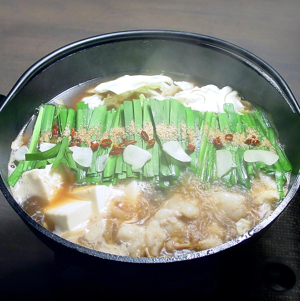 名物の博多もつ鍋は希少な国産牛小腸を使用！お味は味噌・醤油・塩麹の3種類★1408円（税込）～