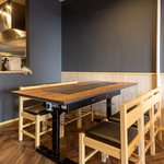 木の温もり感じるモダンな空間。ご来店人数にあったお席をご案内させていただきます！