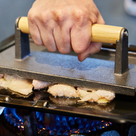 愛媛名物!!今治焼き鳥は鉄板に押し付けて焼くスタイル♪