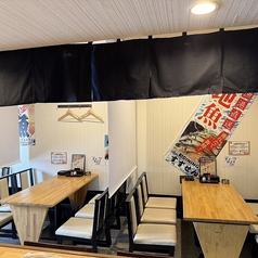 2～4名様でご利用いただけるテーブル席を3卓ご用意。最大8名でもご利用が可能です。カップルから大人数の宴会まで幅広くご利用いただけます。