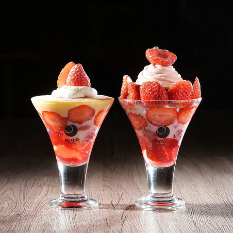 フルーツ山盛り！アサイーボウルとカワイイ♪パフェとドリンク★プレートが映えるお店