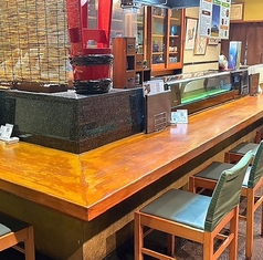 【カウンター席～13席13席ご用意している当店のカウンター席は、おひとり様でのご来店やお連れ様とのデート、ご夫婦でのお食事に最適です。～3名様までのお客様は比較的ご案内しやすく、ご予約なしで気軽にご来店いただけます。（状況によりお席ご案内できない場合がございます。何卒ご了承くださいませ。）