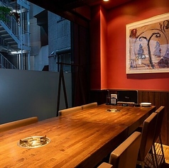 【完全個室】5名様から8名様までご利用いただけます。12歳以下のお子様は人数には含まれません。 大人の人数だけで5名様を下回る場合、室料5000円(税込)を頂戴いたします。